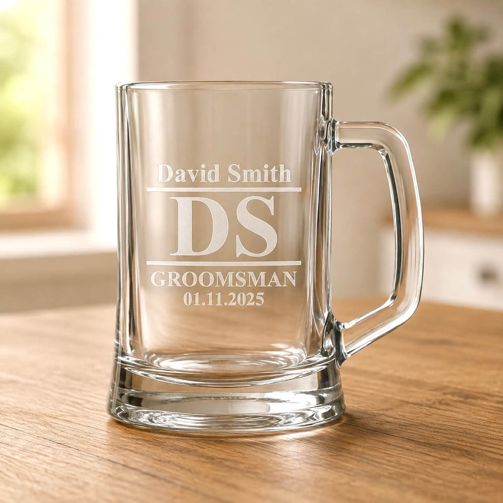 Clear beer mug with engraved David Smith initials, groomsman role and 01.11.2025 date on wooden table