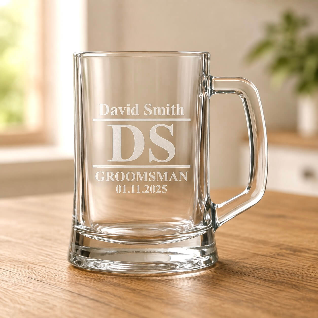 Clear beer mug with engraved David Smith initials, groomsman role and 01.11.2025 date on wooden table