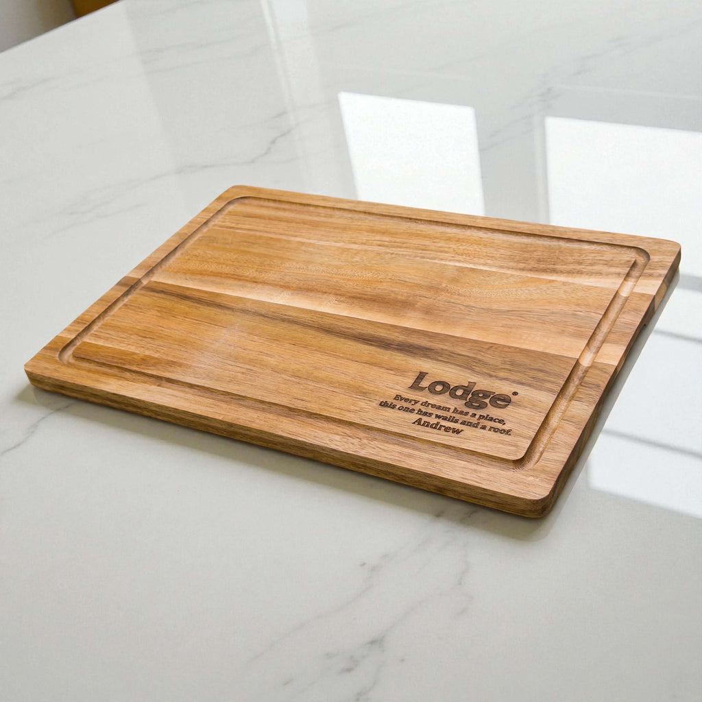 Premium acacia chopping board with engraved logo and custom text, perfect business gift or branded kitchen accessory for clients and employees.